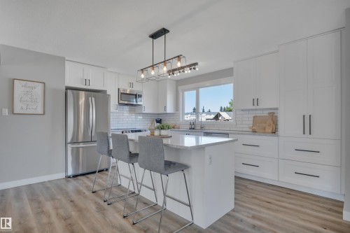 153 Camelot Avenue, Leduc, AB - Indoor Photo Showing Kitchen With Upgraded Kitchen