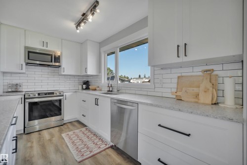 153 Camelot Avenue, Leduc, AB - Indoor Photo Showing Kitchen With Upgraded Kitchen