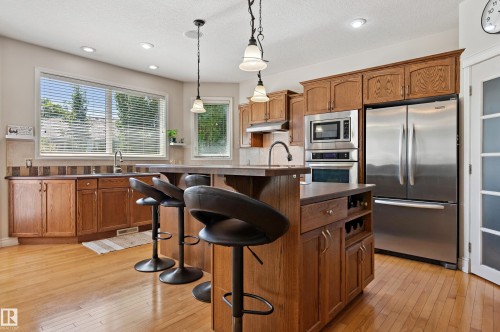 617 Dalhousie Crescent, Edmonton, AB - Indoor Photo Showing Kitchen With Upgraded Kitchen