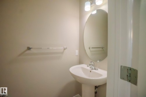 747 Eagleson Crescent, Edmonton, AB - Indoor Photo Showing Bathroom