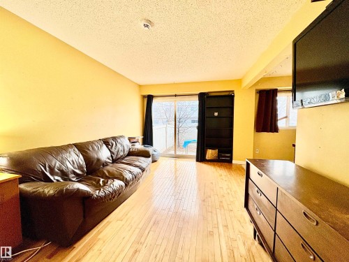 180 Centennial Court, Edmonton, AB - Indoor Photo Showing Living Room