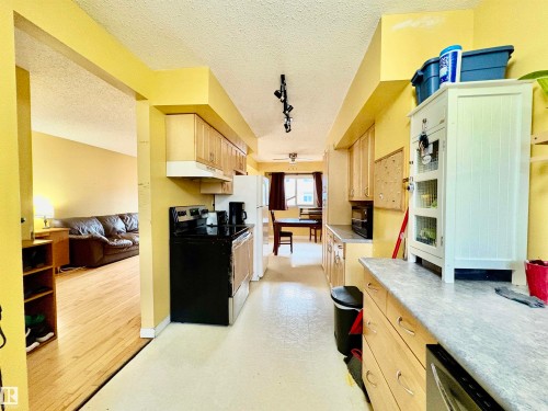 180 Centennial Court, Edmonton, AB - Indoor Photo Showing Kitchen