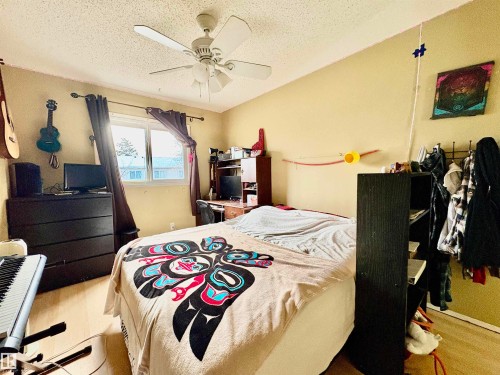 180 Centennial Court, Edmonton, AB - Indoor Photo Showing Bedroom