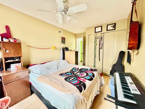 180 Centennial Court, Edmonton, AB - Indoor Photo Showing Bedroom