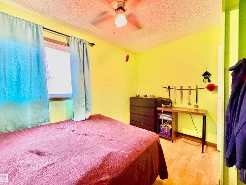 180 Centennial Court, Edmonton, AB - Indoor Photo Showing Bedroom