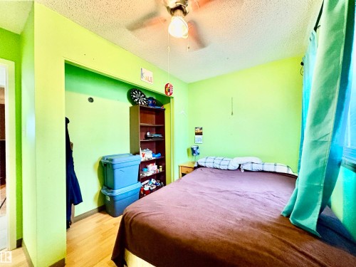 180 Centennial Court, Edmonton, AB - Indoor Photo Showing Bedroom