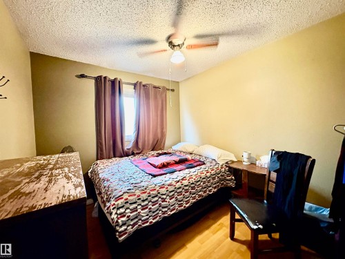 180 Centennial Court, Edmonton, AB - Indoor Photo Showing Bedroom