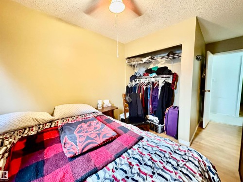 180 Centennial Court, Edmonton, AB - Indoor Photo Showing Bedroom