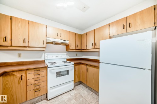 104 70 Alpine Place, St. Albert, AB - Indoor Photo Showing Kitchen