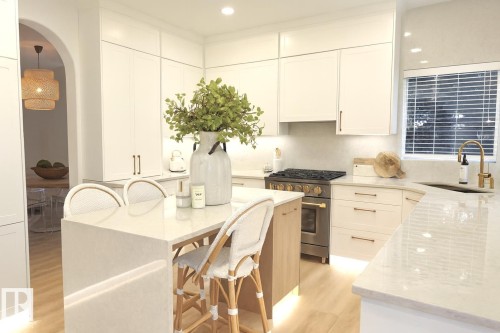 820 Ormsby Close, Edmonton, AB - Indoor Photo Showing Kitchen With Upgraded Kitchen