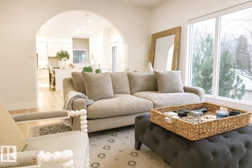 820 Ormsby Close, Edmonton, AB - Indoor Photo Showing Living Room