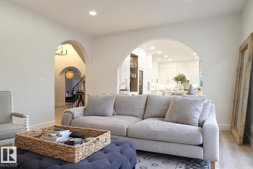 820 Ormsby Close, Edmonton, AB - Indoor Photo Showing Living Room