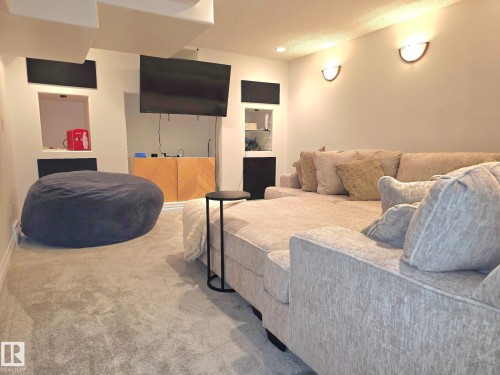 820 Ormsby Close, Edmonton, AB - Indoor Photo Showing Bedroom