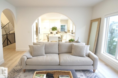 820 Ormsby Close, Edmonton, AB - Indoor Photo Showing Living Room