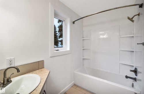 5220 47A Avenue, Rural Lac Ste. Anne County, AB - Indoor Photo Showing Bathroom