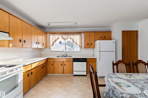 152 Corithia Drive, Leduc, AB - Indoor Photo Showing Kitchen With Double Sink