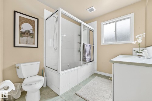 11423 127 Street, Edmonton, AB - Indoor Photo Showing Bathroom