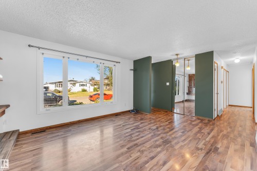 8103 14 Avenue, Edmonton, AB - Indoor Photo Showing Other Room