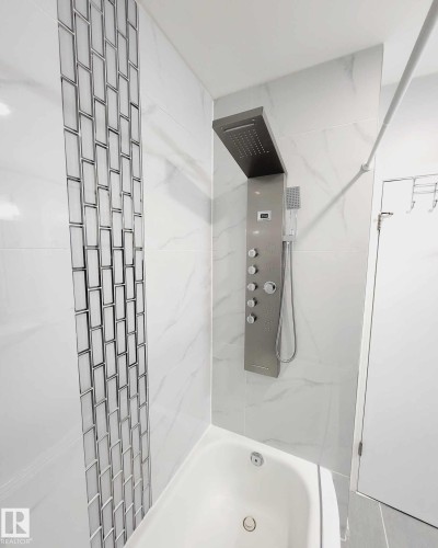 8 6103 98 Avenue, Edmonton, AB - Indoor Photo Showing Bathroom