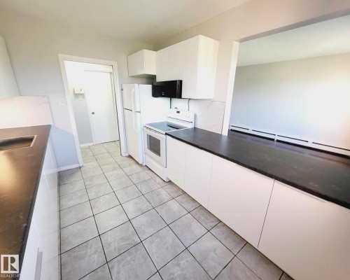 8 6103 98 Avenue, Edmonton, AB - Indoor Photo Showing Kitchen