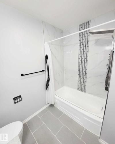 8 6103 98 Avenue, Edmonton, AB - Indoor Photo Showing Bathroom