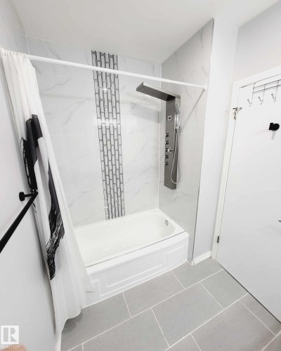 8 6103 98 Avenue, Edmonton, AB - Indoor Photo Showing Bathroom