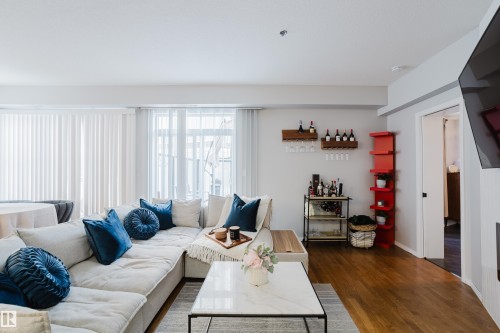 140 4827 104A Street, Edmonton, AB - Indoor Photo Showing Living Room