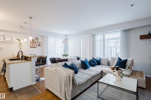 140 4827 104A Street, Edmonton, AB - Indoor Photo Showing Living Room