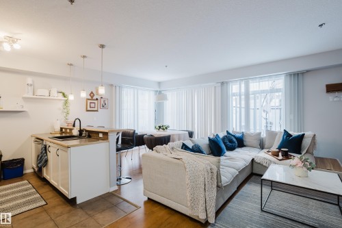140 4827 104A Street, Edmonton, AB - Indoor Photo Showing Living Room