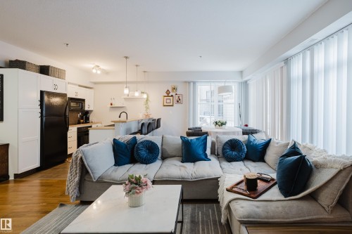 140 4827 104A Street, Edmonton, AB - Indoor Photo Showing Living Room
