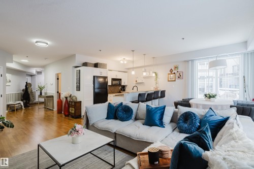 140 4827 104A Street, Edmonton, AB - Indoor Photo Showing Living Room