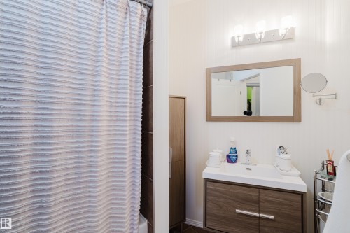 140 4827 104A Street, Edmonton, AB - Indoor Photo Showing Bathroom