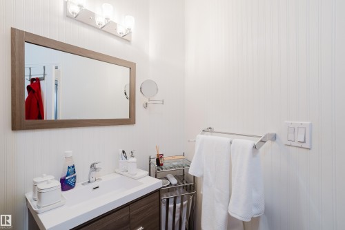 140 4827 104A Street, Edmonton, AB - Indoor Photo Showing Bathroom
