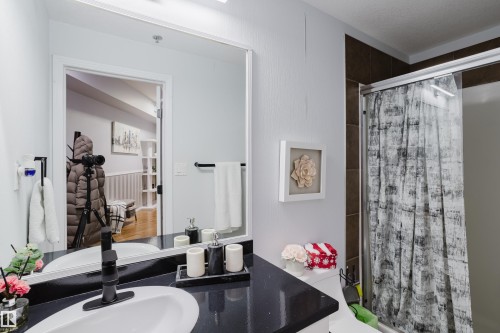 140 4827 104A Street, Edmonton, AB - Indoor Photo Showing Bathroom