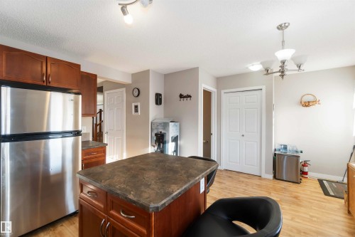 5807 Sutter Pl, Edmonton, AB - Indoor Photo Showing Kitchen