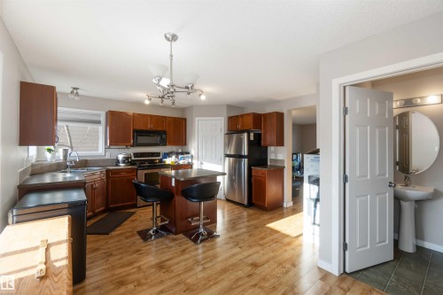 5807 Sutter Pl, Edmonton, AB - Indoor Photo Showing Kitchen