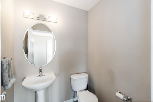 5807 Sutter Pl, Edmonton, AB - Indoor Photo Showing Bathroom