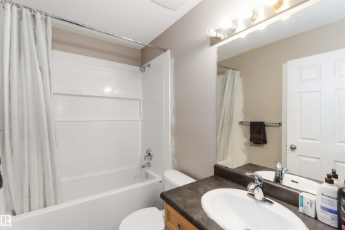 5807 Sutter Pl, Edmonton, AB - Indoor Photo Showing Bathroom