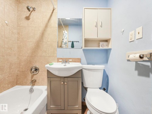 Edmonton, AB - Indoor Photo Showing Bathroom