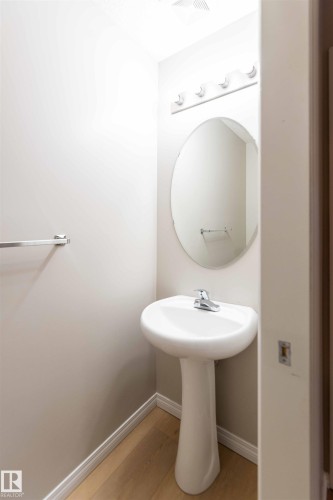 11211 11 Ave Sw, Edmonton, AB - Indoor Photo Showing Bathroom