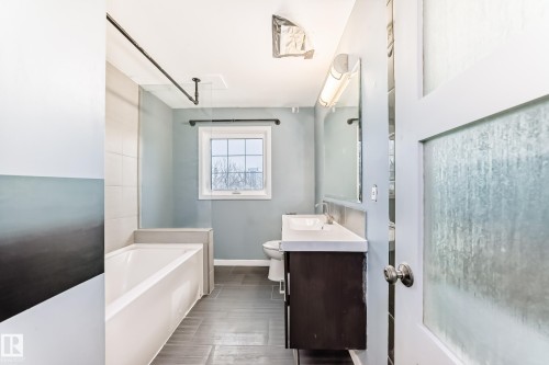 11642 103 Avenue, Edmonton, AB - Indoor Photo Showing Bathroom