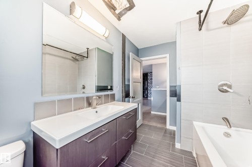 11642 103 Avenue, Edmonton, AB - Indoor Photo Showing Bathroom