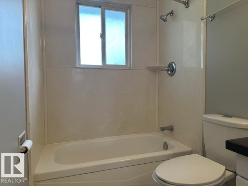 9512/9514 128 Avenue, Edmonton, AB - Indoor Photo Showing Bathroom