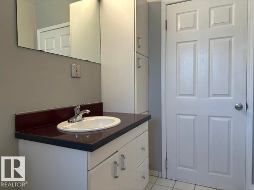 9512/9514 128 Avenue, Edmonton, AB - Indoor Photo Showing Bathroom