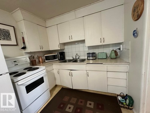 9512/9514 128 Avenue, Edmonton, AB - Indoor Photo Showing Kitchen With Double Sink