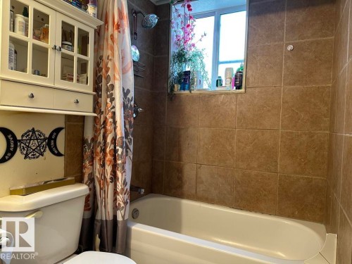 9512/9514 128 Avenue, Edmonton, AB - Indoor Photo Showing Bathroom