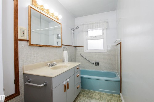 14516 106A Avenue, Edmonton, AB - Indoor Photo Showing Bathroom