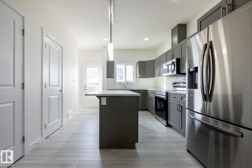 122 Elliott Wynd, Fort Saskatchewan, AB - Indoor Photo Showing Kitchen With Upgraded Kitchen