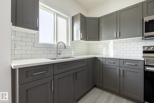 122 Elliott Wynd, Fort Saskatchewan, AB - Indoor Photo Showing Kitchen With Double Sink With Upgraded Kitchen