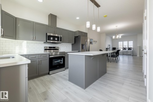 122 Elliott Wynd, Fort Saskatchewan, AB - Indoor Photo Showing Kitchen With Upgraded Kitchen